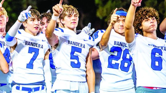 Bulldogs survive Hondo thriller, move to 5-0
