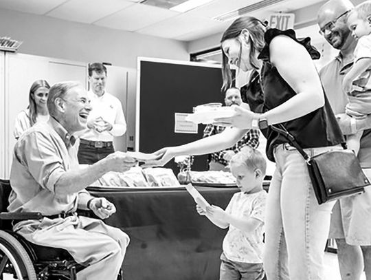 Abbott serves lunch, thanks volunteers at Kerrville luncheon