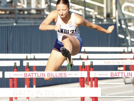 Bandera girls show unity at district meet