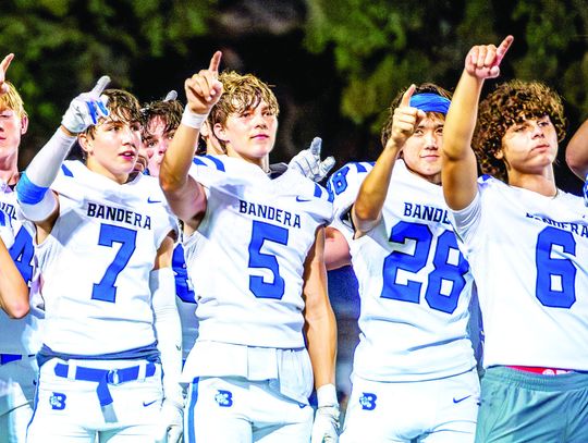 Bulldogs survive Hondo thriller, move to 5-0