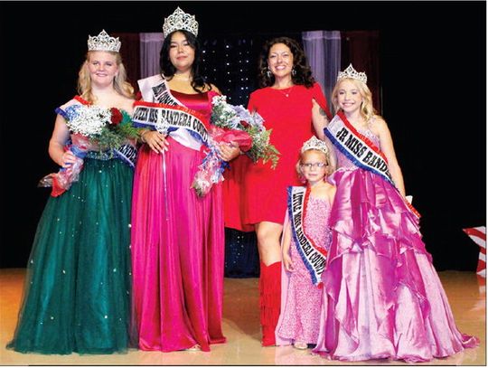 Four crowned to Queen’s Court