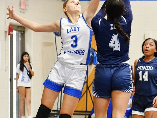 Freshman Jessi Battle blocks Hondo’s shot under the basket. BULLETIN PHOTO/ Tracy Thayer