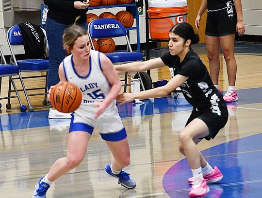 Taytum Moeller fakes out the Southwest Player during the Bulldogs’ game. BULLETIN PHOTO/Tracy Thayer