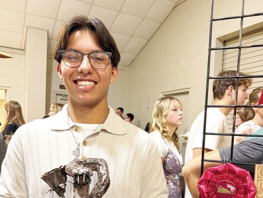 SENIOR WINS RESERVE CHAMPION HONOR