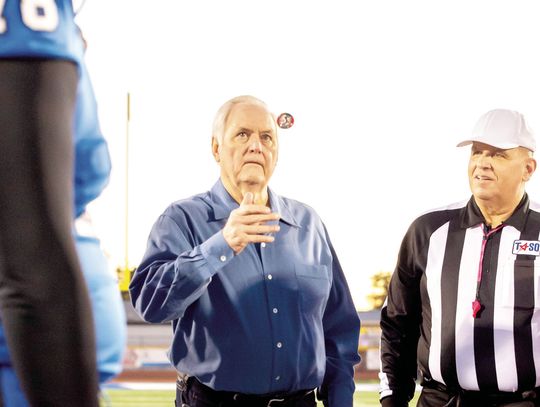 Wade Phillips tosses coin before decisive Bulldogs victory