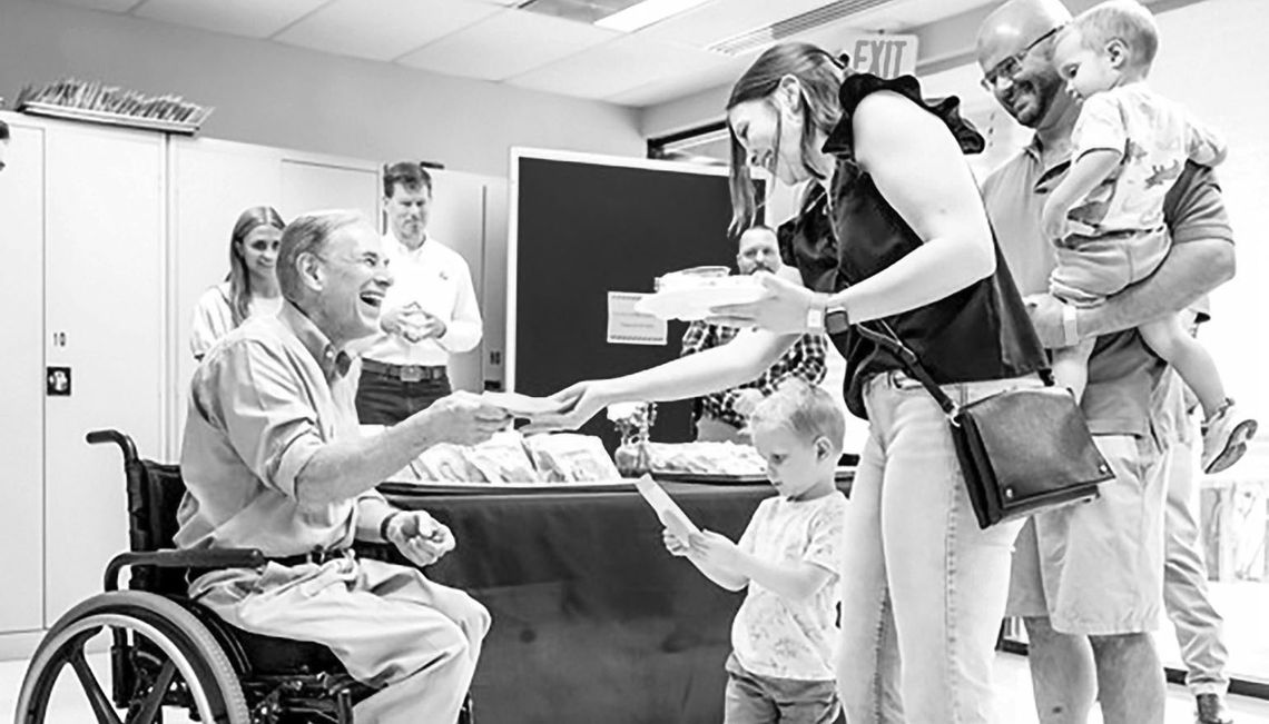 Abbott serves lunch, thanks volunteers at Kerrville luncheon Abbott serves lunch, thanks volunteers at Kerrville luncheon