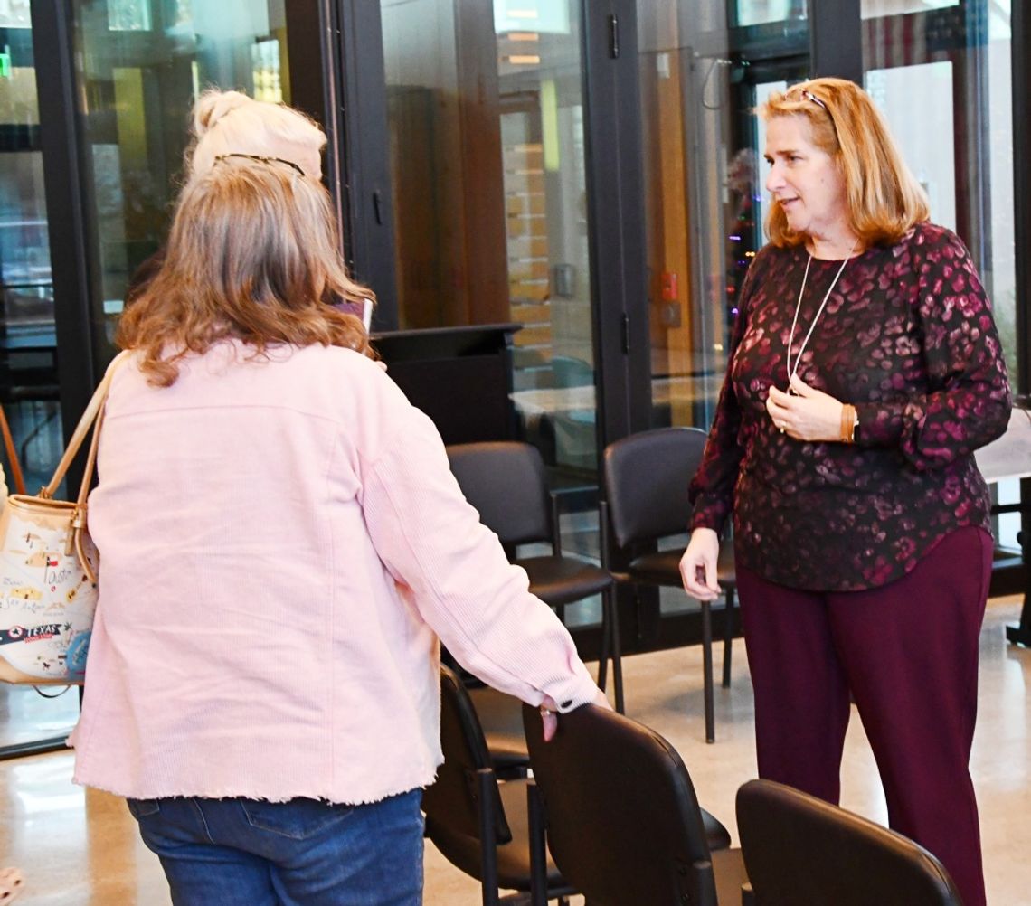 Bandera County Emergency Management Director Judi Lafevers speaks with members of the audience after her presentation. BULLETIN PHOTO/ Tracy Thayer