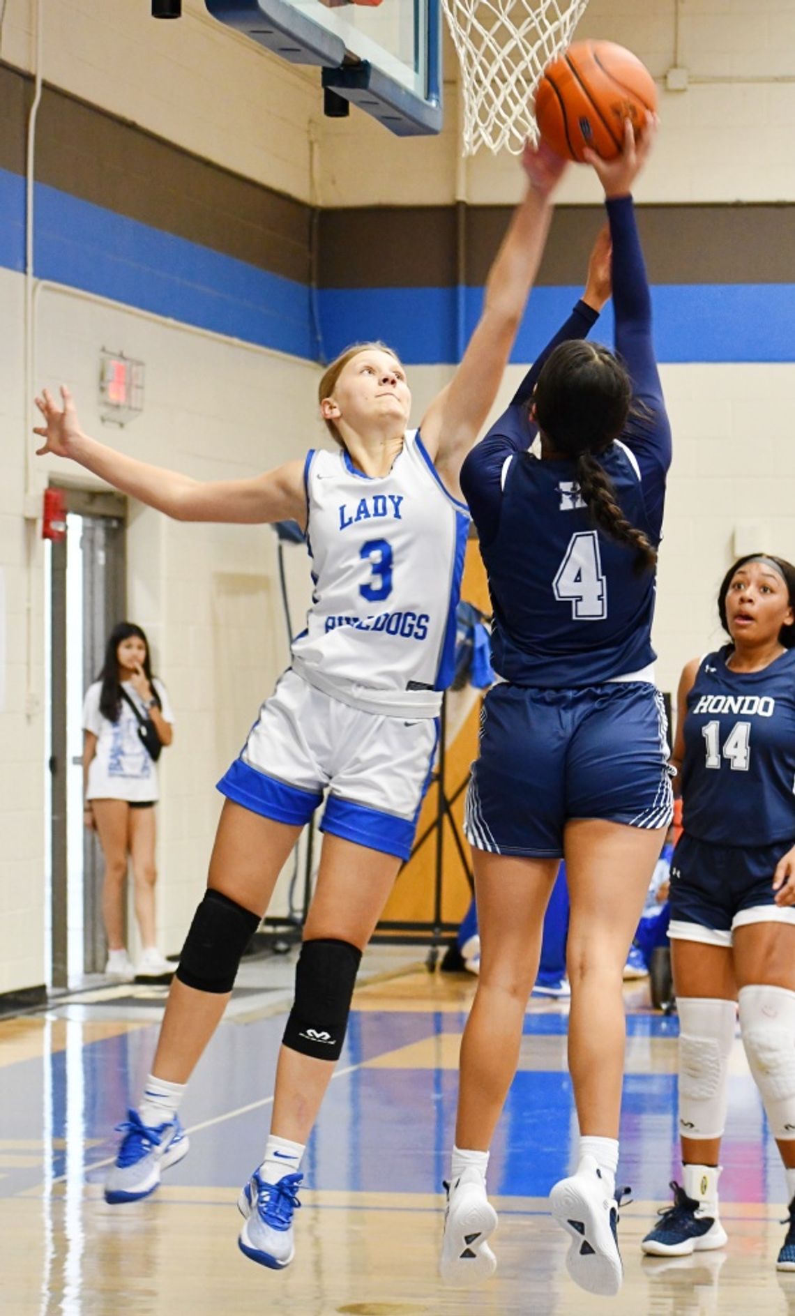 Freshman Jessi Battle blocks Hondo’s shot under the basket. BULLETIN PHOTO/ Tracy Thayer