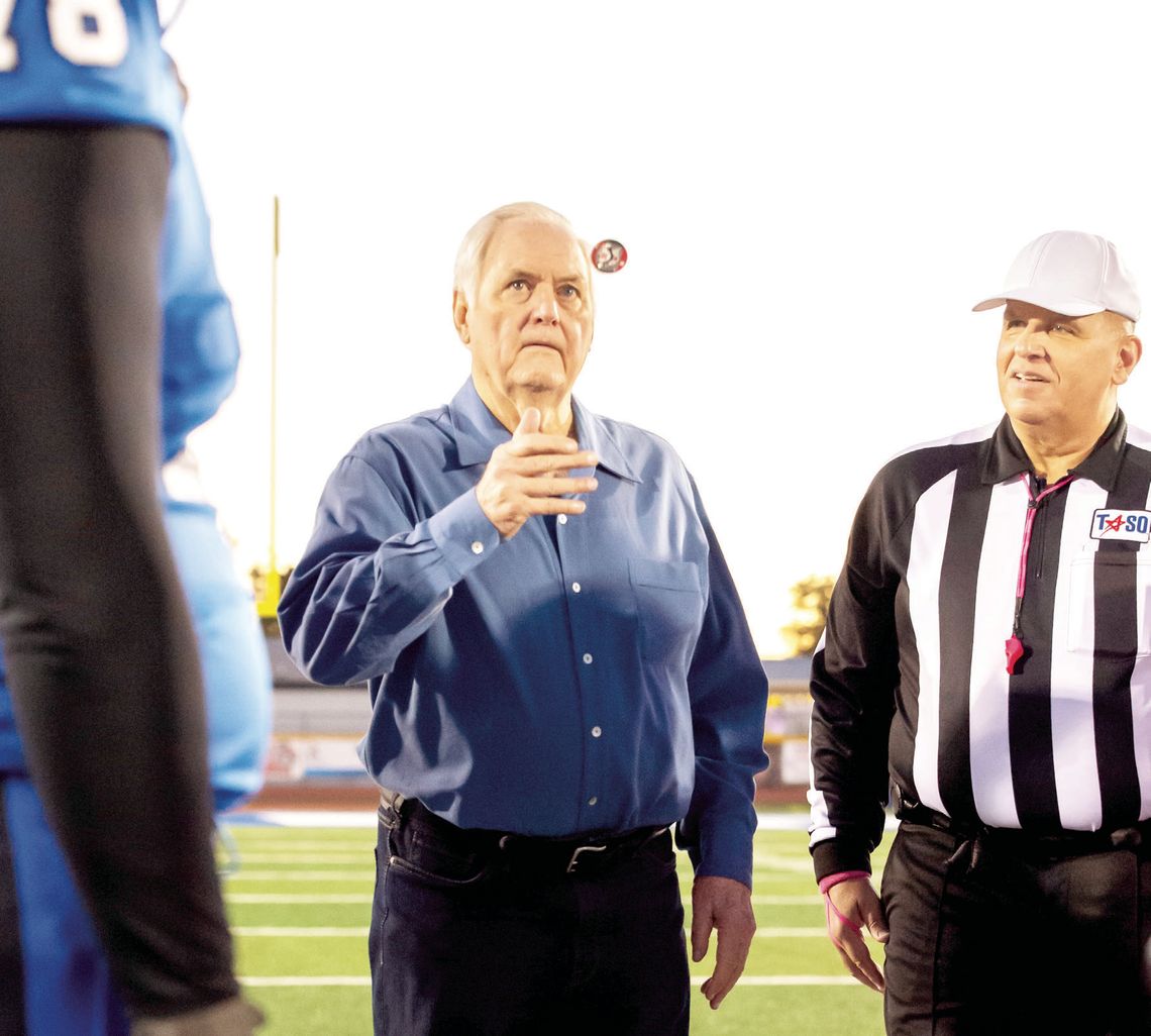 Wade Phillips tosses coin before decisive Bulldogs victory